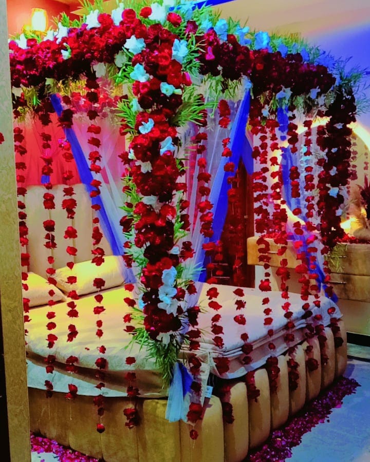 colourful-floral-canopy-room-decor